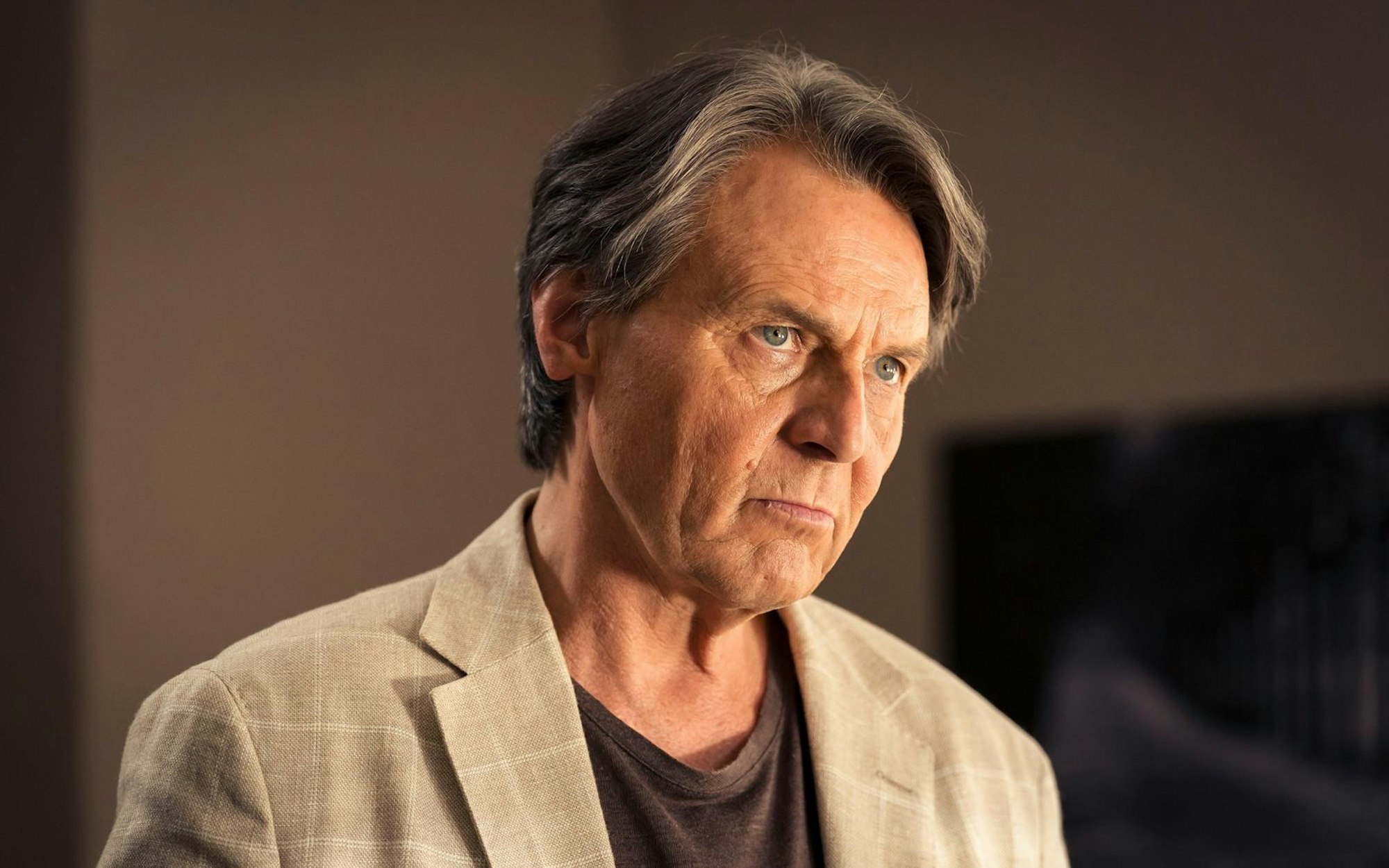 Armin Weber (Wolfgang Bahro) ist eine Koryphäe auf seinem Gebiet: Er weiß genau, wie Täter ticken. In „Im Kopf eines Killers“ (ab 13. Januar bei RTL und RTL+), dem ersten Teil der „Haveltod“-Krimi-Reihe, stößt er allerdings nicht nur fachlich an seine Grenzen. (Bild: RTL / Stephan Rabold)