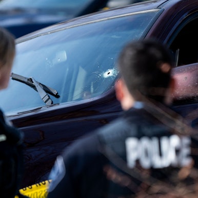 Ein Loch ist in der Windschutzscheibe des Fahrzeugs einer 37-Jährigen zu sehen, die bei einem ICE-Einsatz in Minneapolis getötet wurde.