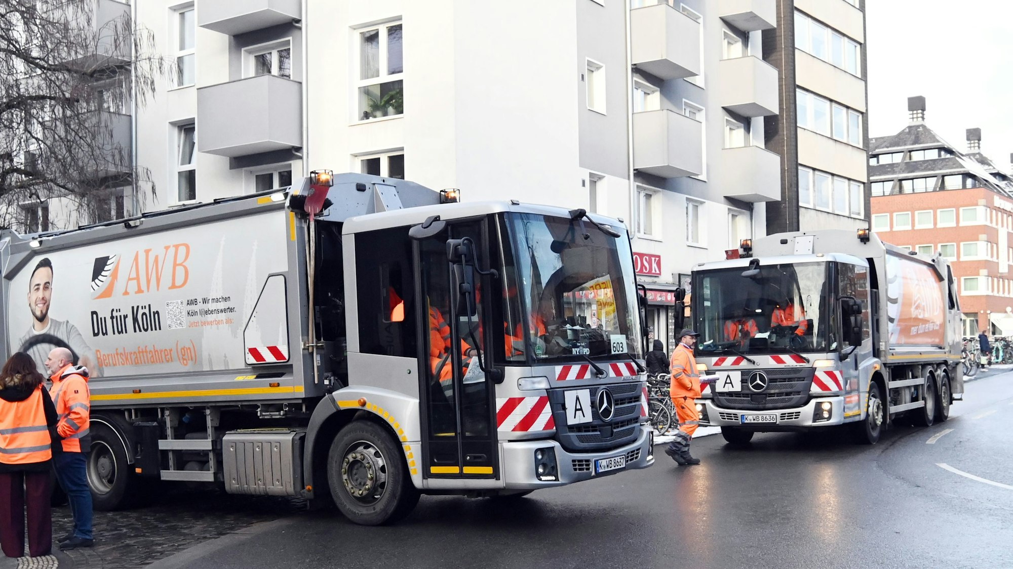 Müllwagen-Treffen im Severinsviertel: Zwei Trupps rollen durch die schmalen Straßen auf der Suche nach Bäumen.