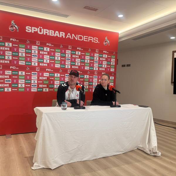 Improvisierte Pressekonferenz des 1. FC Köln im Teamhotel in La Nucia mit Trainer Lukas Kwasniok und Pressesprecherin Lil Zercher
