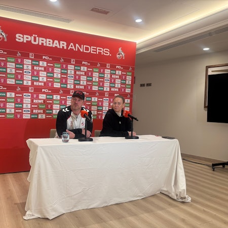 Improvisierte Pressekonferenz des 1. FC Köln im Teamhotel in La Nucia mit Trainer Lukas Kwasniok und Pressesprecherin Lil Zercher
