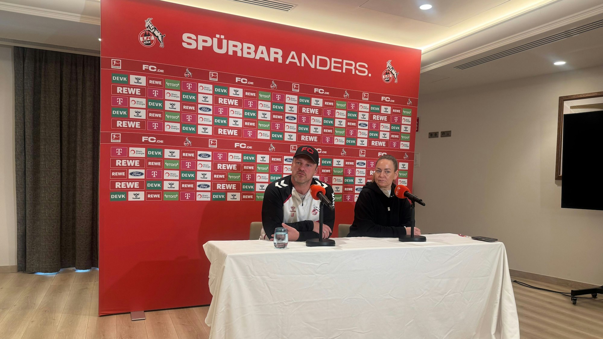 Improvisierte Pressekonferenz des 1. FC Köln im Teamhotel in La Nucia mit Trainer Lukas Kwasniok und Pressesprecherin Lil Zercher
