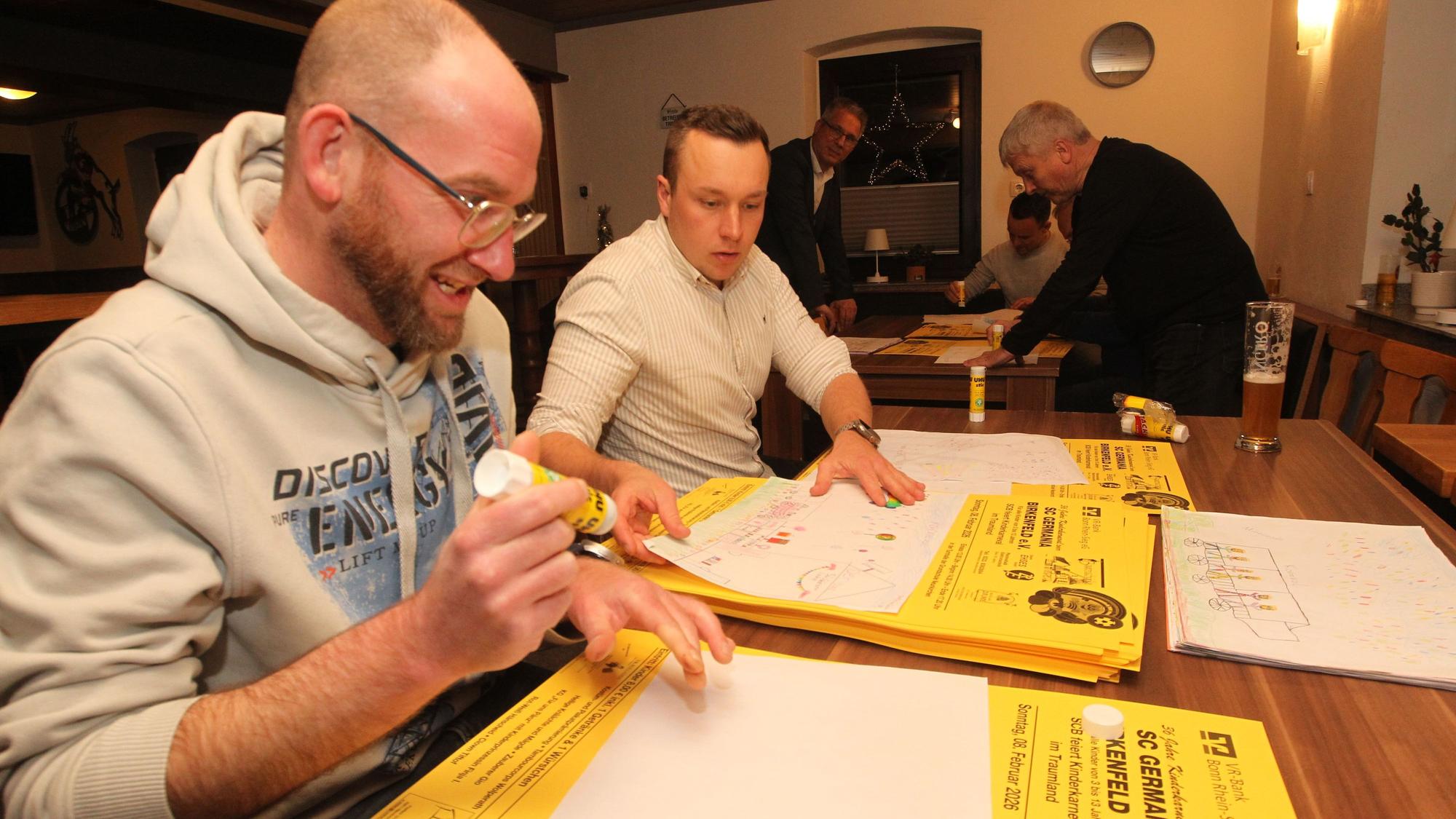 Nach der Jurysitzung wurden die Bilder auf die Plakate geklebt. Auch der neue Sitzungspräsident Jochen Stoßberg (l.) klebte fleißig mit.