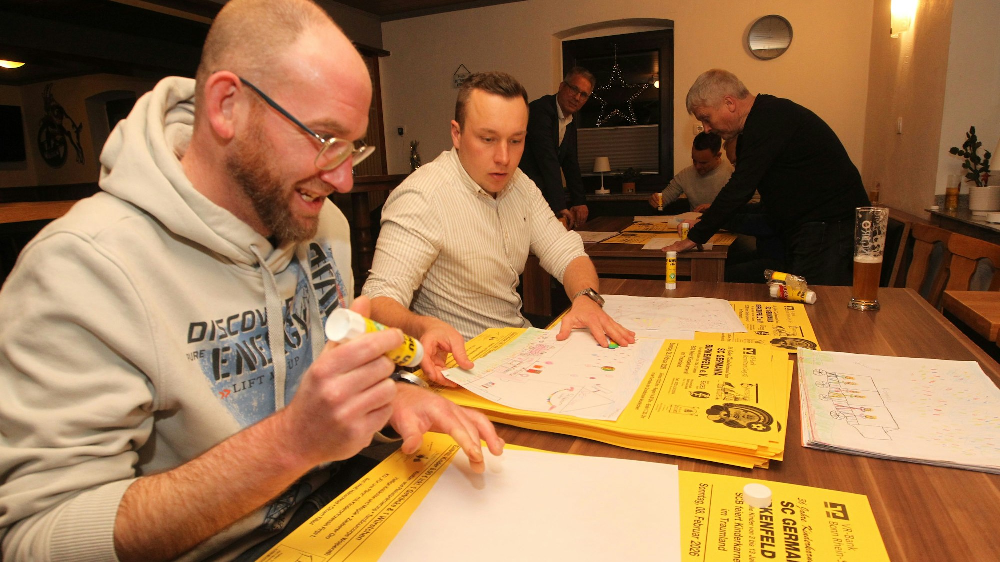 Nach der Jurysitzung wurden die Bilder auf die Plakate geklebt. Auch der neue Sitzungspräsident Jochen Stoßberg (l.) klebte fleißig mit.