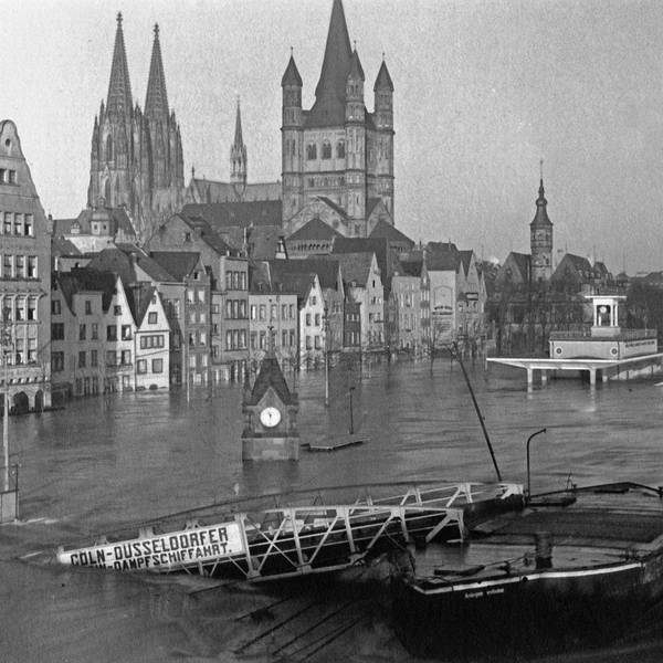 Köln Blick auf den Dom und die Kirche Groß St. Martin in Köln während des Hochwassers im Januar 1926, Deutschland 1920er Jahre. View to Cologne cathedral and Gross St. Martin s church during the flood of January 1926, Germany 1920s., Köln Preußend Deutsches Reich Copyright: JakobxVolk UnitedArchives0043