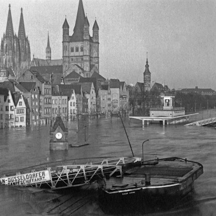 Köln Blick auf den Dom und die Kirche Groß St. Martin in Köln während des Hochwassers im Januar 1926, Deutschland 1920er Jahre. View to Cologne cathedral and Gross St. Martin s church during the flood of January 1926, Germany 1920s., Köln Preußend Deutsches Reich Copyright: JakobxVolk UnitedArchives0043