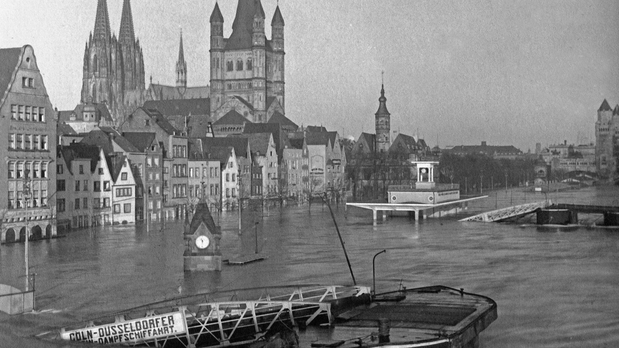 Köln Blick auf den Dom und die Kirche Groß St. Martin in Köln während des Hochwassers im Januar 1926, Deutschland 1920er Jahre. View to Cologne cathedral and Gross St. Martin s church during the flood of January 1926, Germany 1920s., Köln Preußend Deutsches Reich Copyright: JakobxVolk UnitedArchives0043