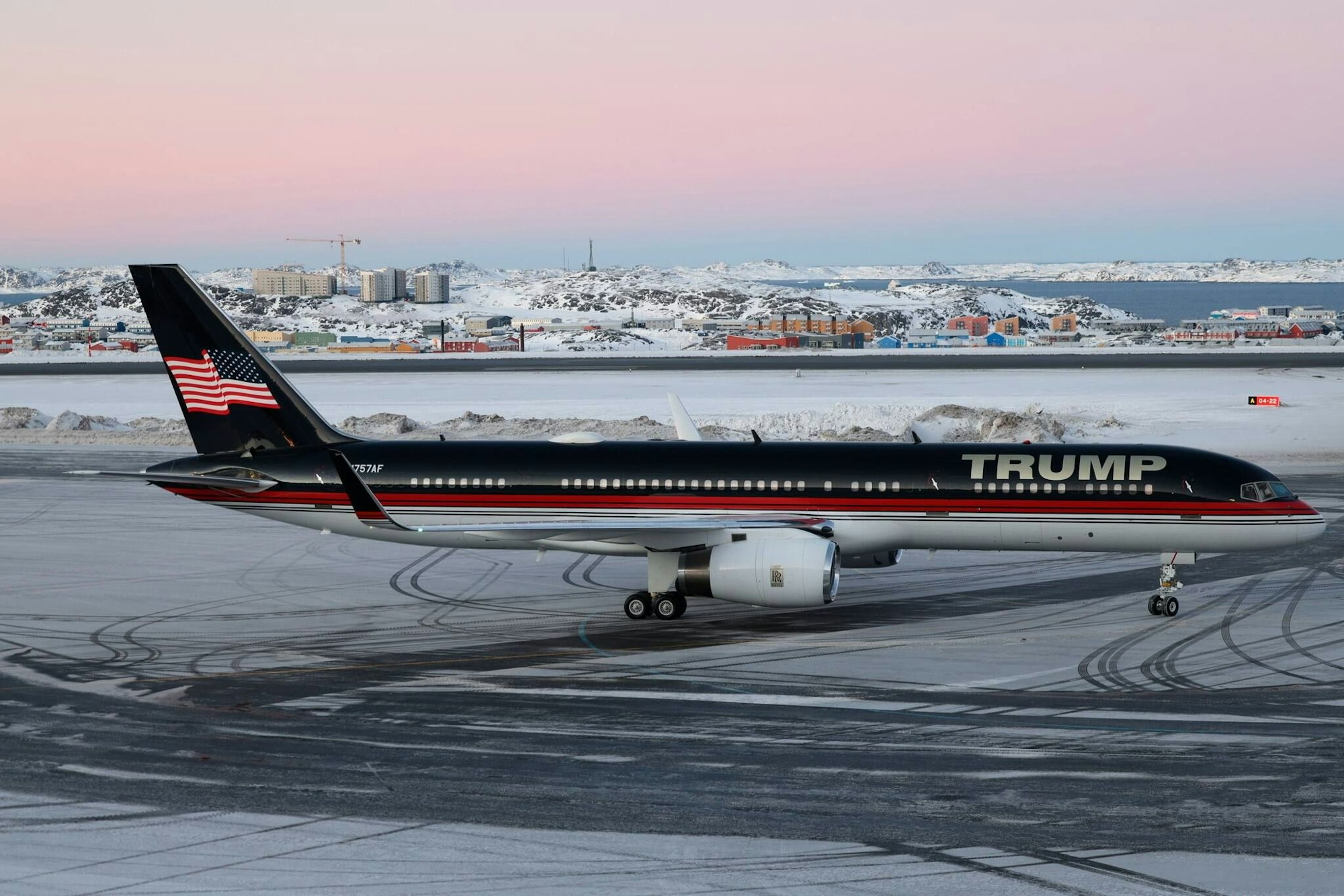 Besuch in Grönland: Ein Flugzeug mit Donald Trump Jr. an Bord landet in Nuuk. .