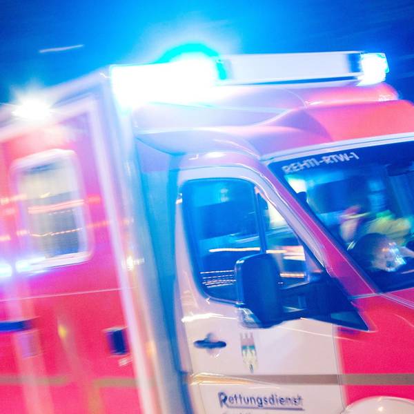 Ein Rettungswagen der Feuerwehr fährt in Recklinghausen mit Blaulicht durch eine Straße.