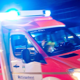 Ein Rettungswagen der Feuerwehr fährt in Recklinghausen mit Blaulicht durch eine Straße.