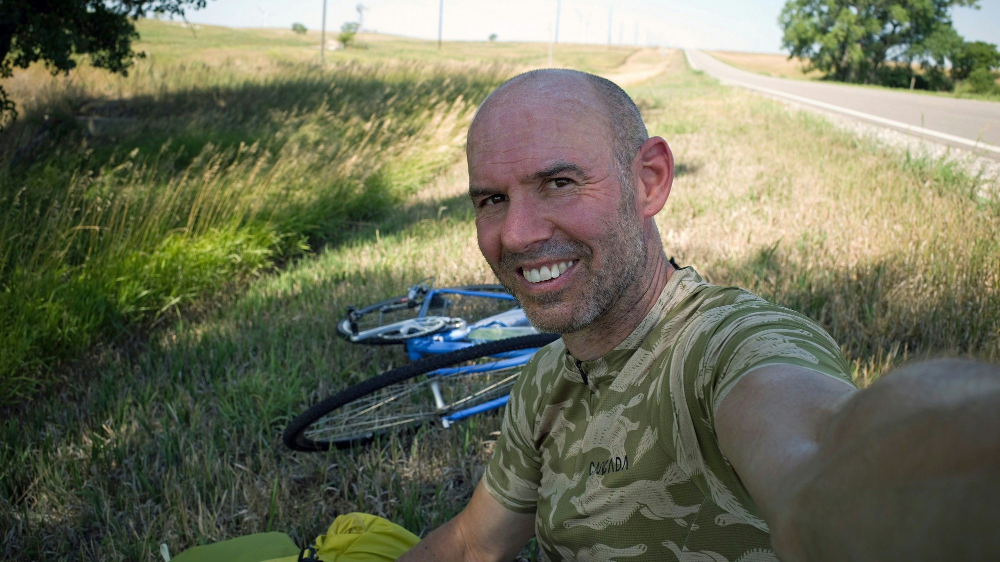 Selfie von Michael Giefer - im Straßengraben hinter ihm ist sein Fahrrad zu sehen.