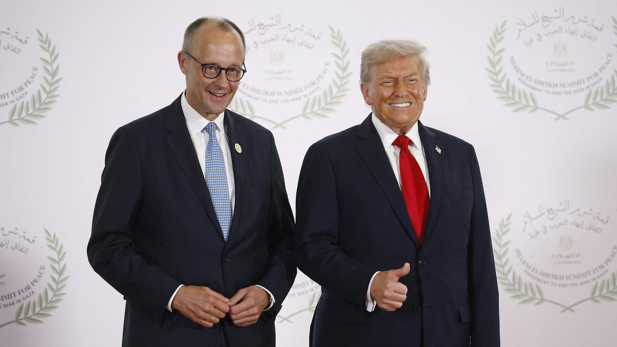 Friedrich Merz (l.) und Donald Trump (Archivbild vom Oktober): Die Bundesregierung hat den US-Angriff auf Venezuela nicht verurteilt.