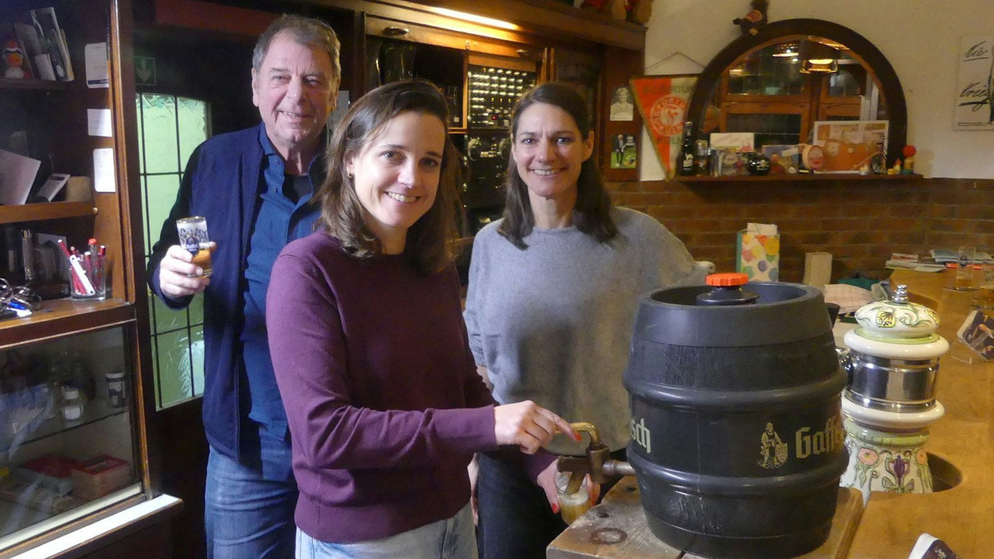 Maria Polch (M.) und Anne Polch-Jahn unterstützen Vater Dieter Polch beim Betrieb der Kneipe „Im Rondellchen“.