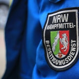 Ein Wappen mit der Aufschrift «NRW-Kampfmittel-Beseitigungsdienst» ist auf einer Jacke aufgenäht.