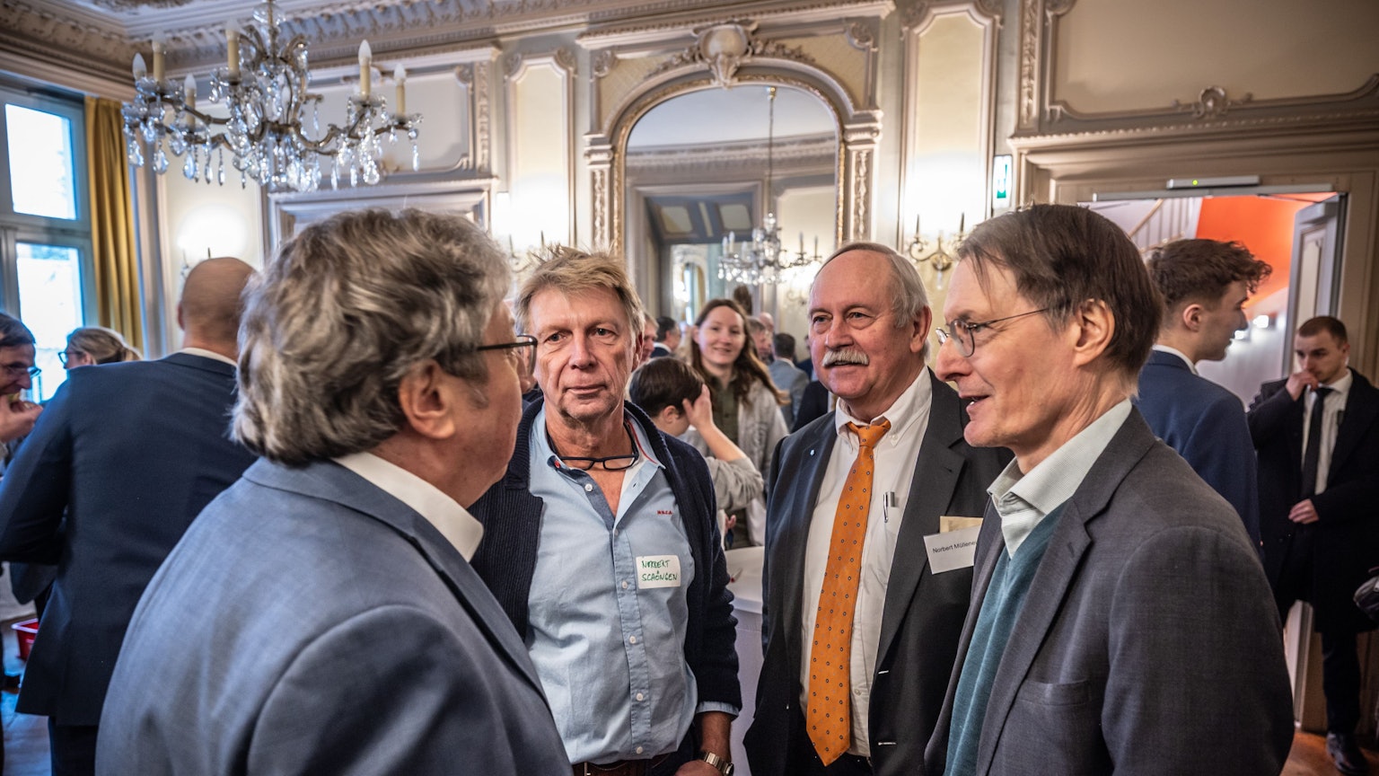 Neujahrsempfang der Leverkusener Ärzte im Schloss Morsbroich. v.l. der ehemalige Chefarzt im Klinikum Peter L. Schwimmbec, der Laborarzt Norbert Schöngen, der Lungenfacharzt Norbert Mülleneisen und der Bundestagsabgeordnete und Arzt Karl Lauterbach. Bild: Ralf Krieger