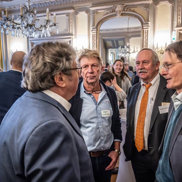 Neujahrsempfang der Leverkusener Ärzte im Schloss Morsbroich. v.l. der ehemalige Chefarzt im Klinikum Peter L. Schwimmbec, der Laborarzt Norbert Schöngen, der Lungenfacharzt Norbert Mülleneisen und der Bundestagsabgeordnete und Arzt Karl Lauterbach. Bild: Ralf Krieger