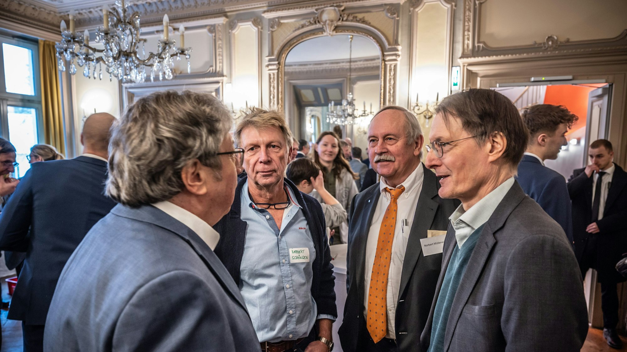 Neujahrsempfang der Leverkusener Ärzte im Schloss Morsbroich. v.l. der ehemalige Chefarzt im Klinikum Peter L. Schwimmbec, der Laborarzt Norbert Schöngen, der Lungenfacharzt Norbert Mülleneisen und der Bundestagsabgeordnete und Arzt Karl Lauterbach. Bild: Ralf Krieger