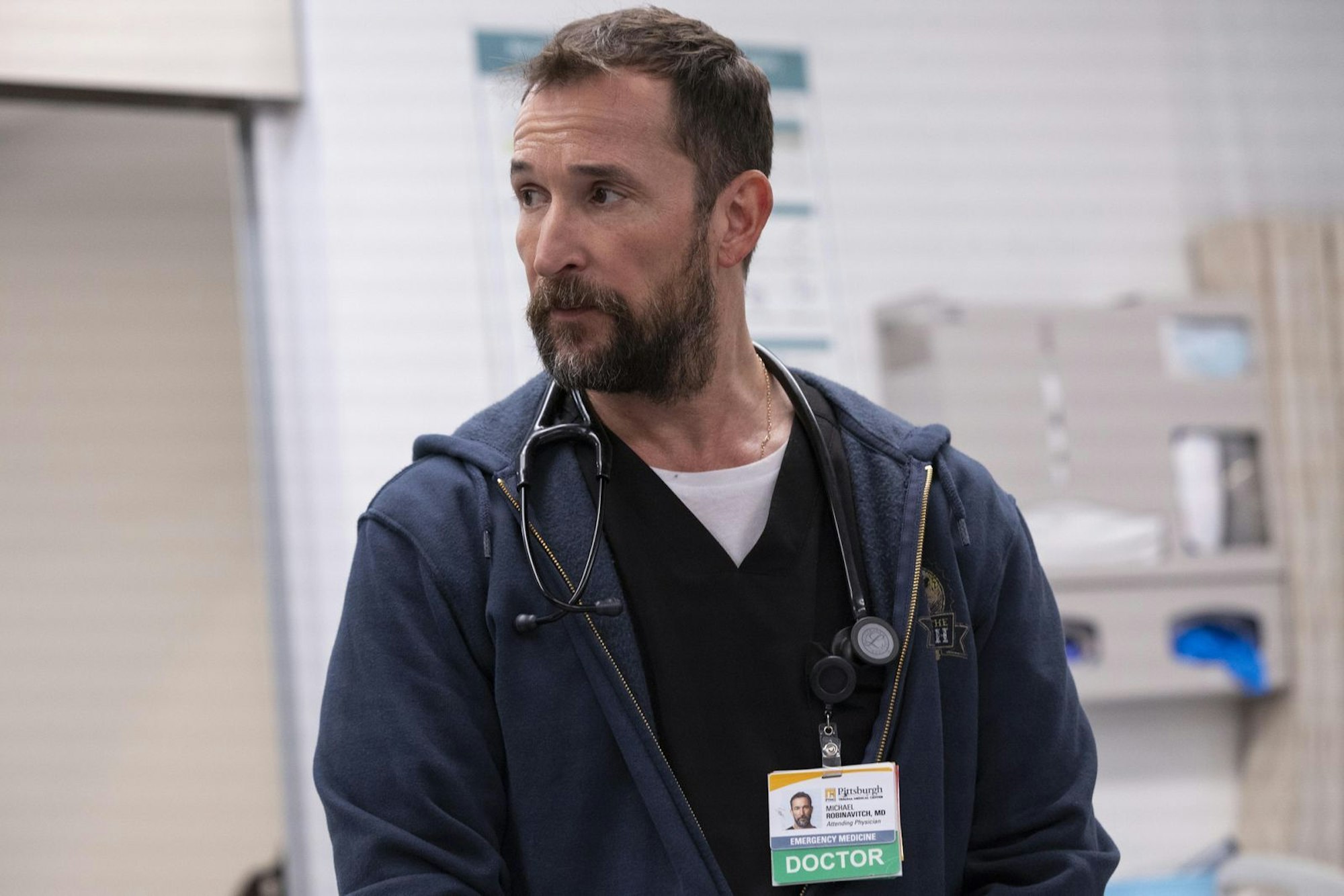 Dr. Robby (Noah Wyle), wie alle in „The Pitt“ ihren Chef nennen, arbeitet am Tag, an dem die gesamte Staffel quasi in Echtzeit spielt, zum vorerst letzten Mal in seiner Notaufnahme. Im Anschluss will er ein dreimonatiges Sabbatical für einen Motorrad-Trip nutzen. (Bild: HBO Max)