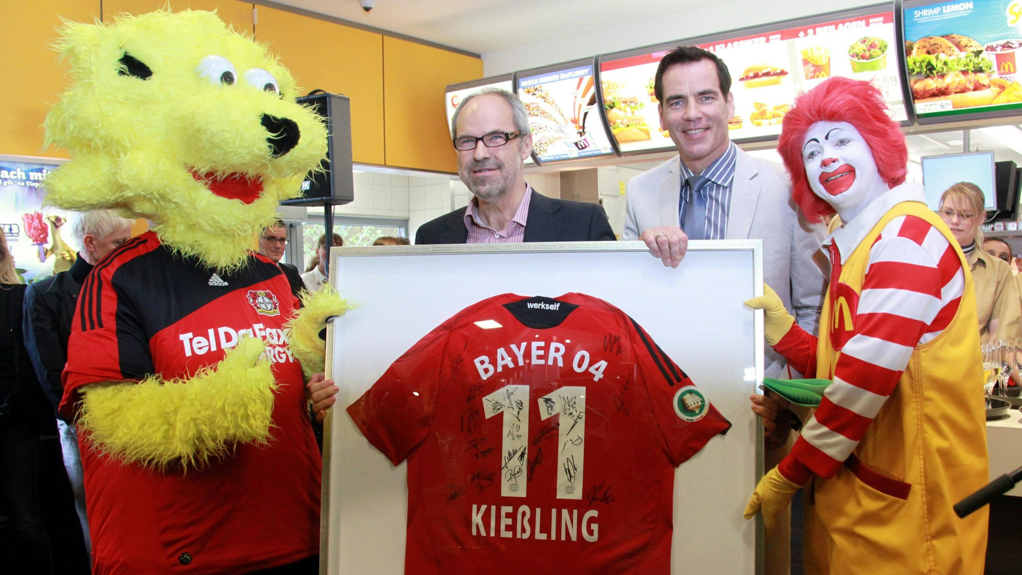 Henry Maske und Wolfgang Holzhäuser posieren in einer Leverkusener Filiale von „McDonald’s“.