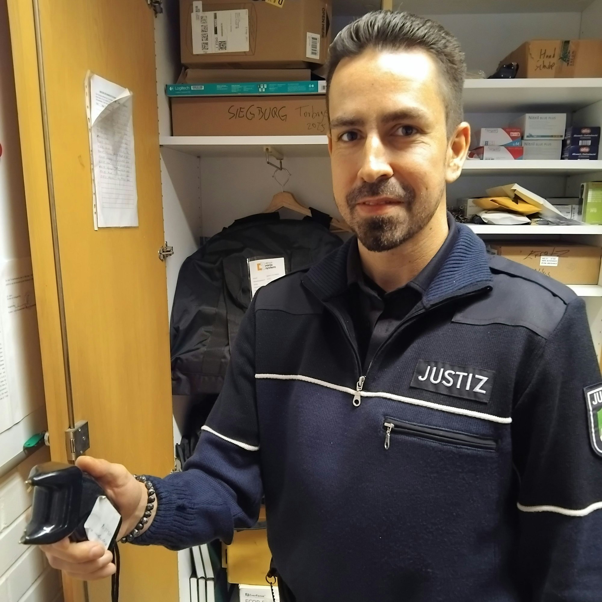 "Dieser Elektrotaser funktioniert", demonstriert der Leiter der Wachtmeisterei, Denis Saluza.