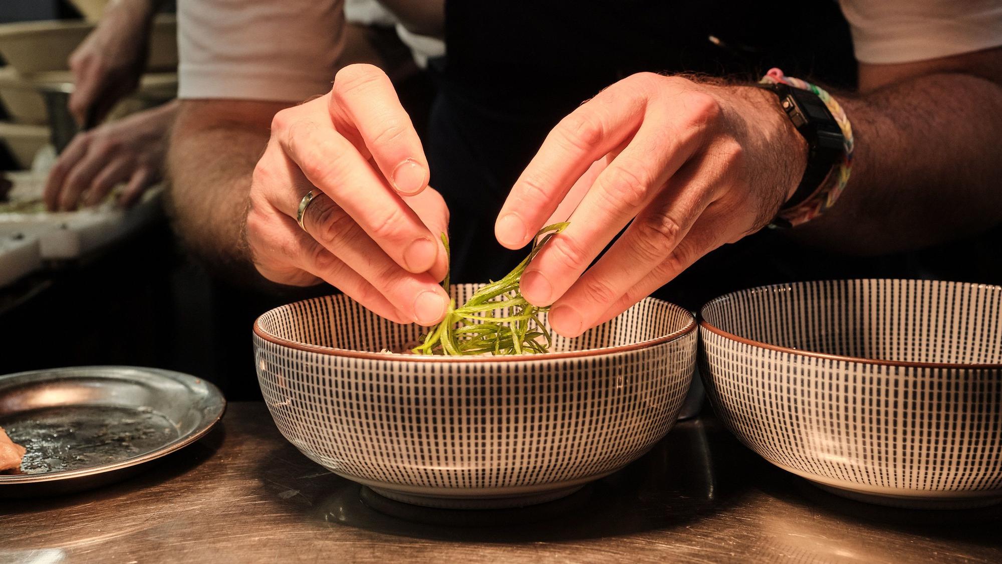 Anrichten der vietnamesischen Reisnudelsuppe