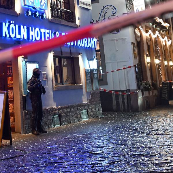 Nach einer Detonation in einem Kölner Hotel in der Altstadt gehen die Ermittlungsbehörden von einem Suizidversuch aus.