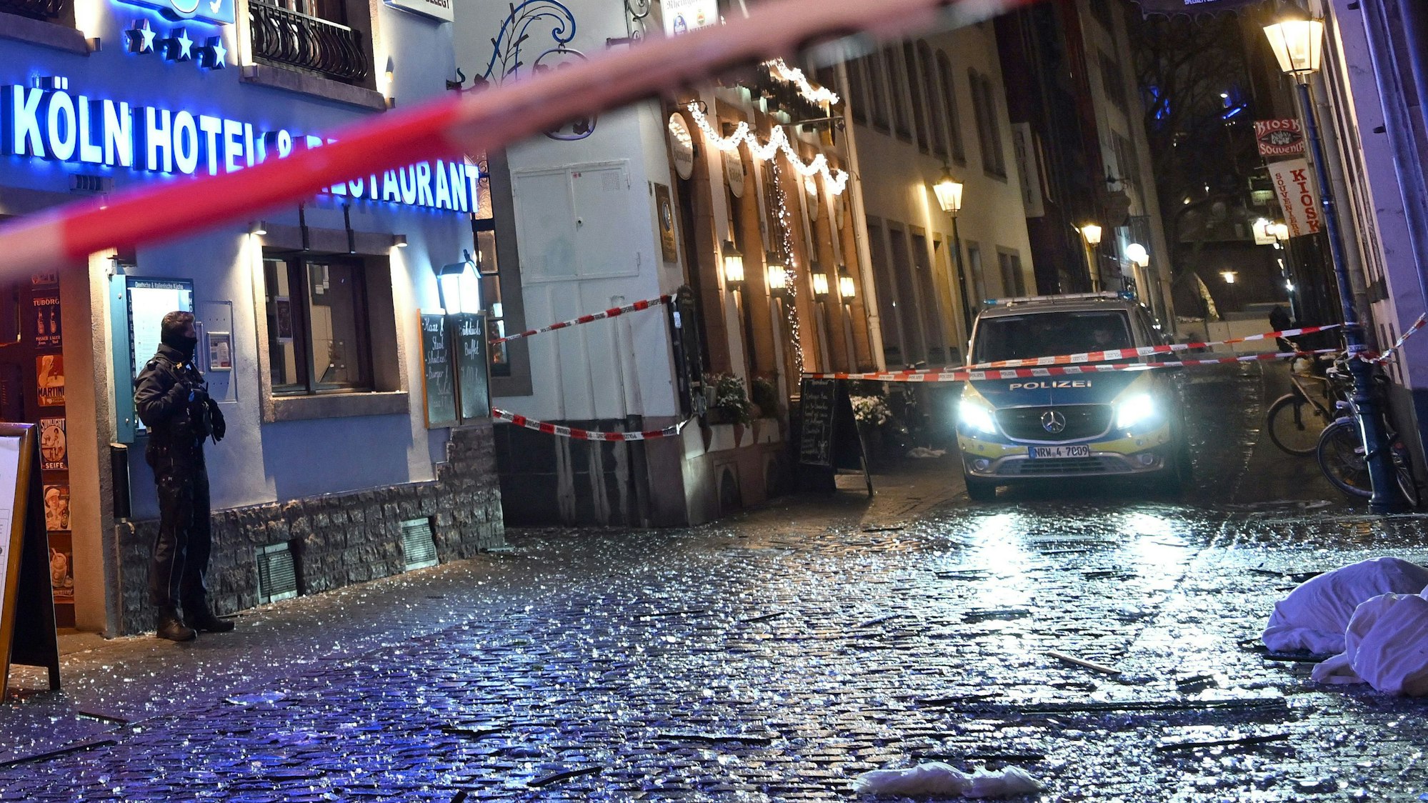 Nach einer Detonation in einem Kölner Hotel in der Altstadt gehen die Ermittlungsbehörden von einem Suizidversuch aus.