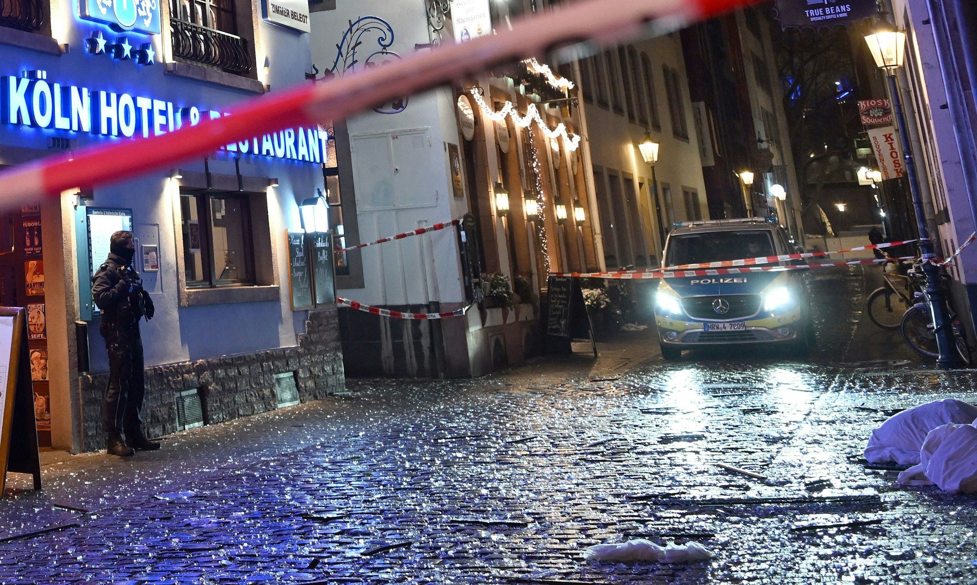 Nach einer Detonation in einem Kölner Hotel in der Altstadt gehen die Ermittlungsbehörden von einem Suizidversuch aus.