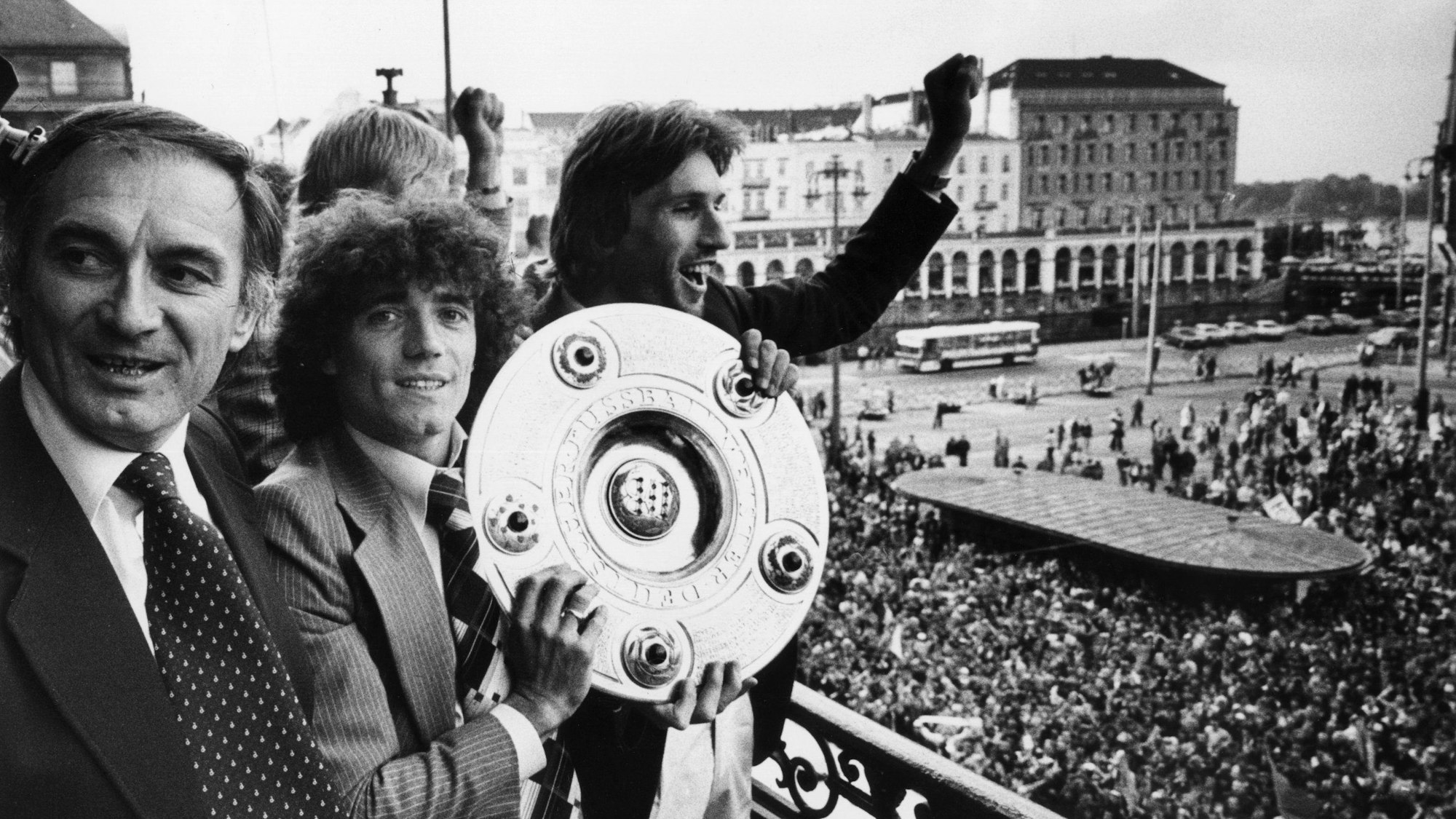 Neben dem jugoslawischen Trainer Branco Zebec (l) und Abwehrspieler Manfred Kaltz (r) zeigt der damalige Stürmerstar Kevin Keegan (m) vom Hamburger SV die Meisterschale.