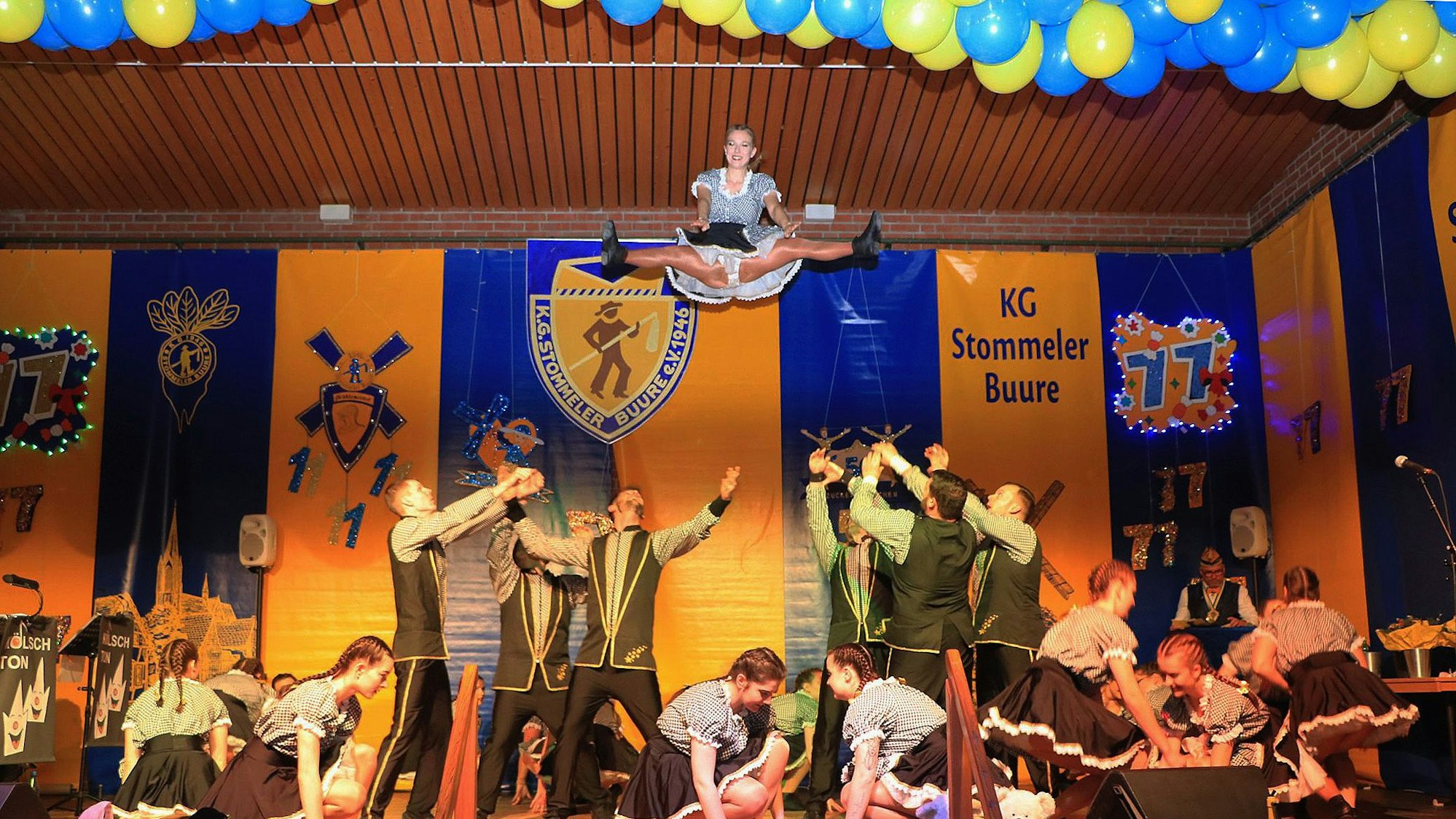 Auf dem Bild ist eine karnevalistische Tanzgruppe zu sehen.