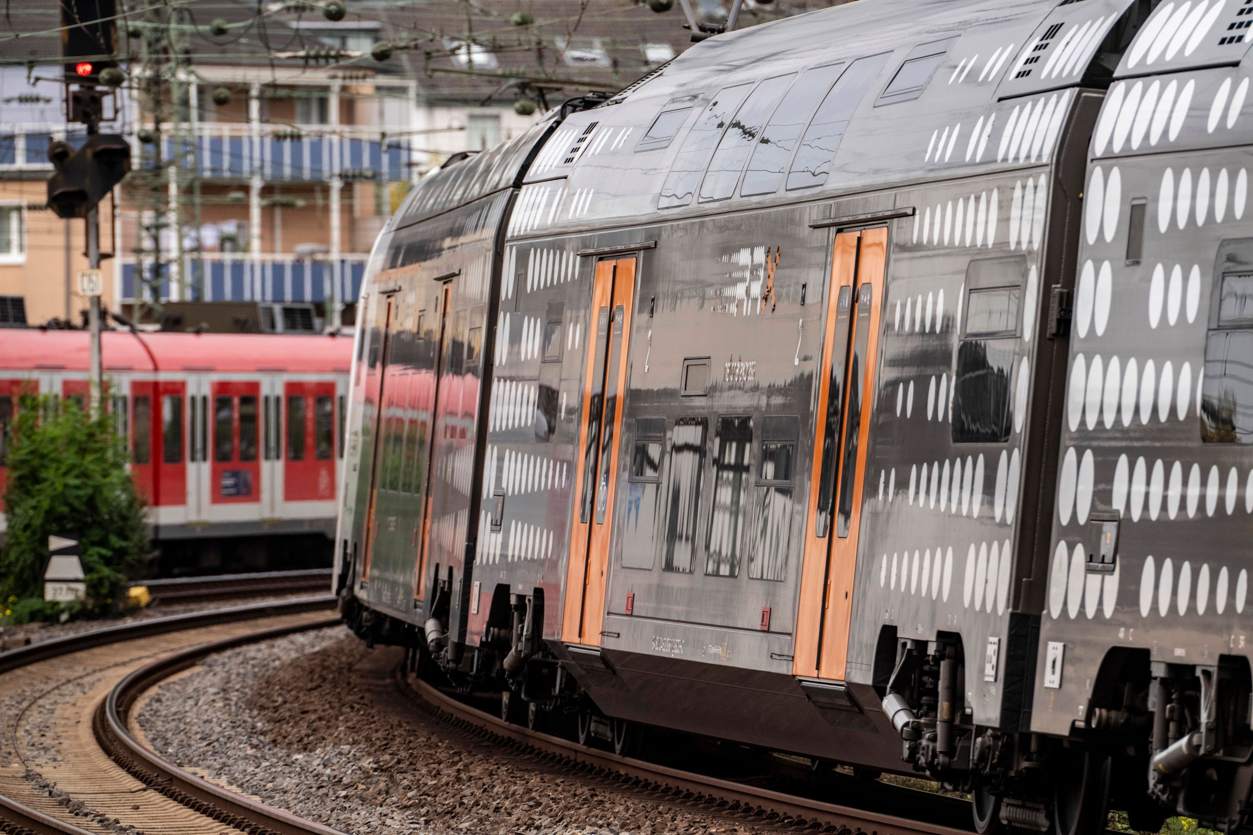 Rhein-Ruhr-Express, RRX Zug, RE5 auf dem Weg nach Oberhausen, S6 auf dem Weg zum Flughafen Düsseldorf, vor dem Hauptbahnhof Düsseldorf, hier Höhe Bahnhof Volksgarten, NRW, Deutschland, Bahnstrecke *** Rhein Ruhr Express, RRX train, RE5 on the way to Oberhausen, S6 on the way to Düsseldorf airport, in front of Düsseldorf main station, here at Volksgarten station, NRW, Germany, railroad line