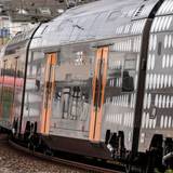 Rhein-Ruhr-Express, RRX Zug, RE5 auf dem Weg nach Oberhausen, S6 auf dem Weg zum Flughafen Düsseldorf, vor dem Hauptbahnhof Düsseldorf, hier Höhe Bahnhof Volksgarten, NRW, Deutschland, Bahnstrecke *** Rhein Ruhr Express, RRX train, RE5 on the way to Oberhausen, S6 on the way to Düsseldorf airport, in front of Düsseldorf main station, here at Volksgarten station, NRW, Germany, railroad line