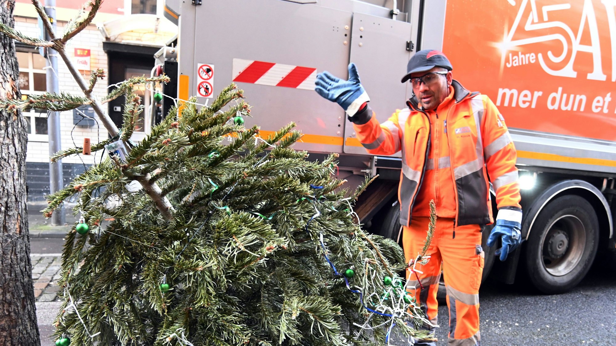 Voll geschmückt mit Kugeln und Lichterketten am Rand der Josephstraße. Diesen Baum lassen die Männer der AWB zurück.