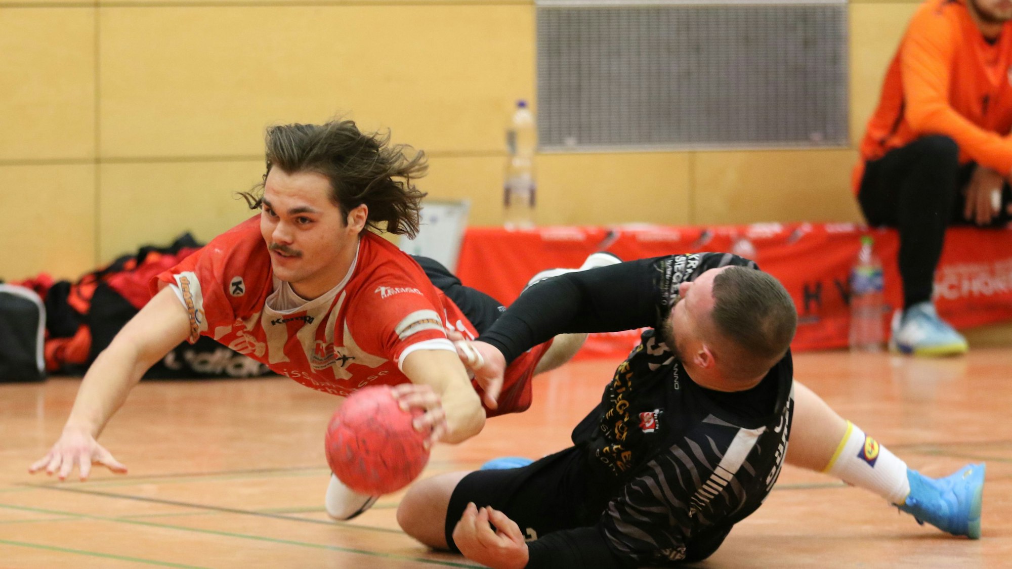 Jarl Schramm und ein Gegenspieler liegen auf dem Boden.