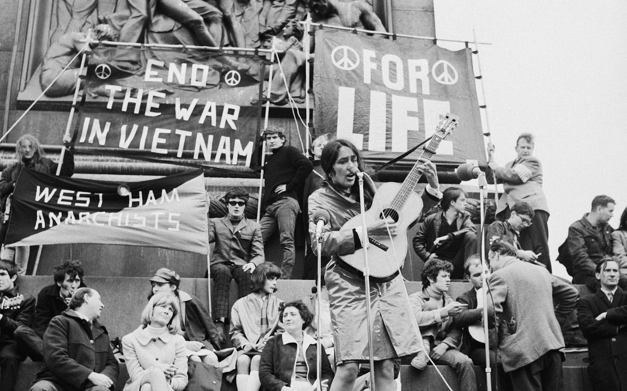 Ikone der Friedensbewegung: Joan Baez 1965 bei einer Demonstration gegen den Vietnamkrieg auf dem Londoner Trafalgar Square. (Bild: Keystone/Hulton Archive/Getty Images)