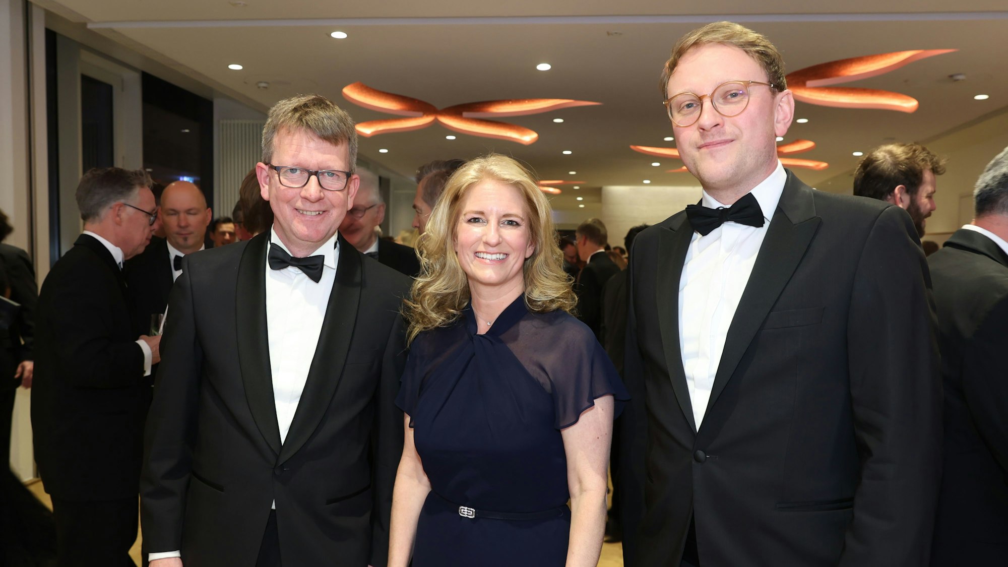 Thorsten Breitkopf, Wirtschafts-Chefreporter (l.), mit IHK-Präsidentin Nicole Grünewald und Hendrik Geisler, Leiter der Wirtschaftsredaktion.