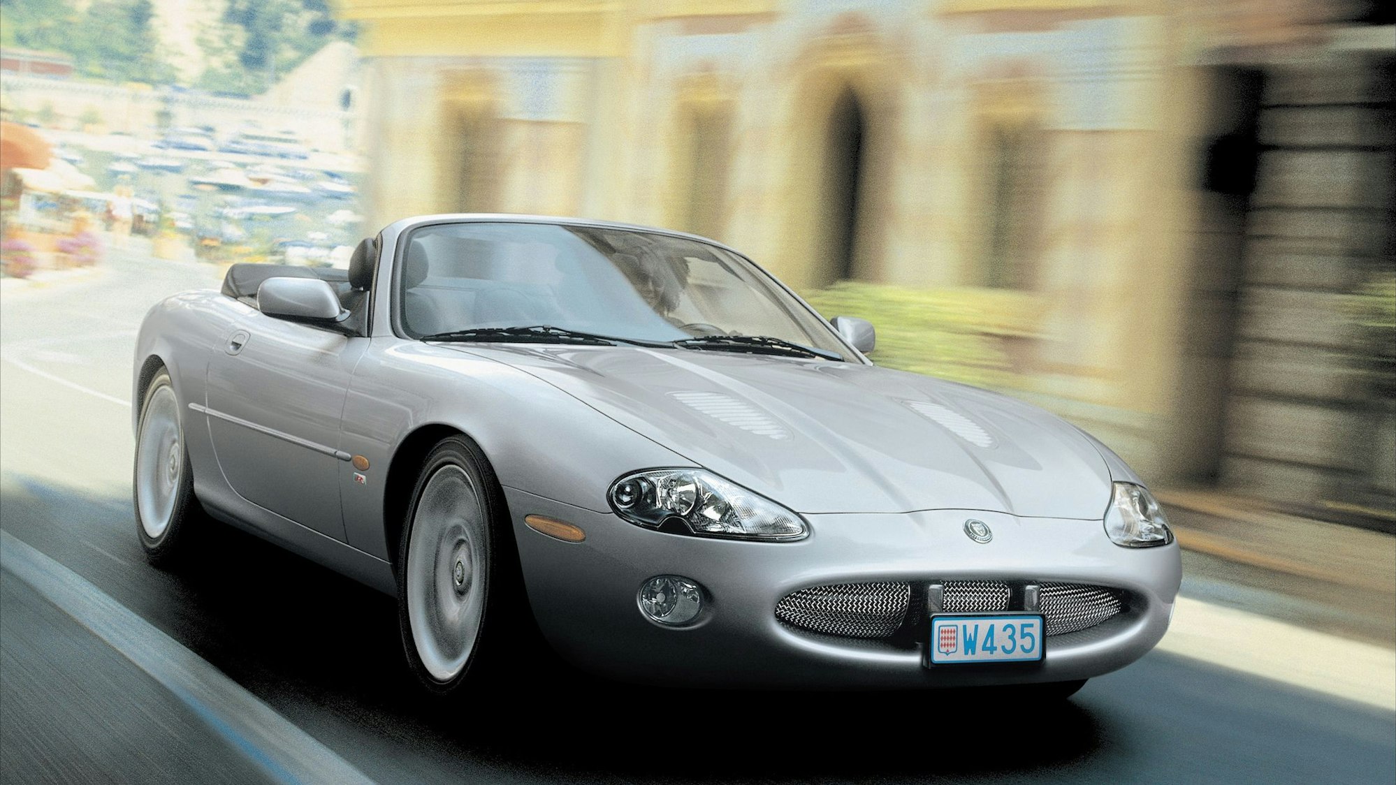 Als besonders elegantes, britisches Coupé und Cabrio verkaufte Jaguar ab 1996 den XK8.