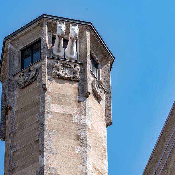 Richmodishaus Richmodstraße Gebäude Außenansicht Turm Pferdeköpfe Pferdekopf Geburtsstätte von Max Bruch historisches Haus Köln Innenstadt Neumarkt Neumarktnähe Wetter Sonne Sommer