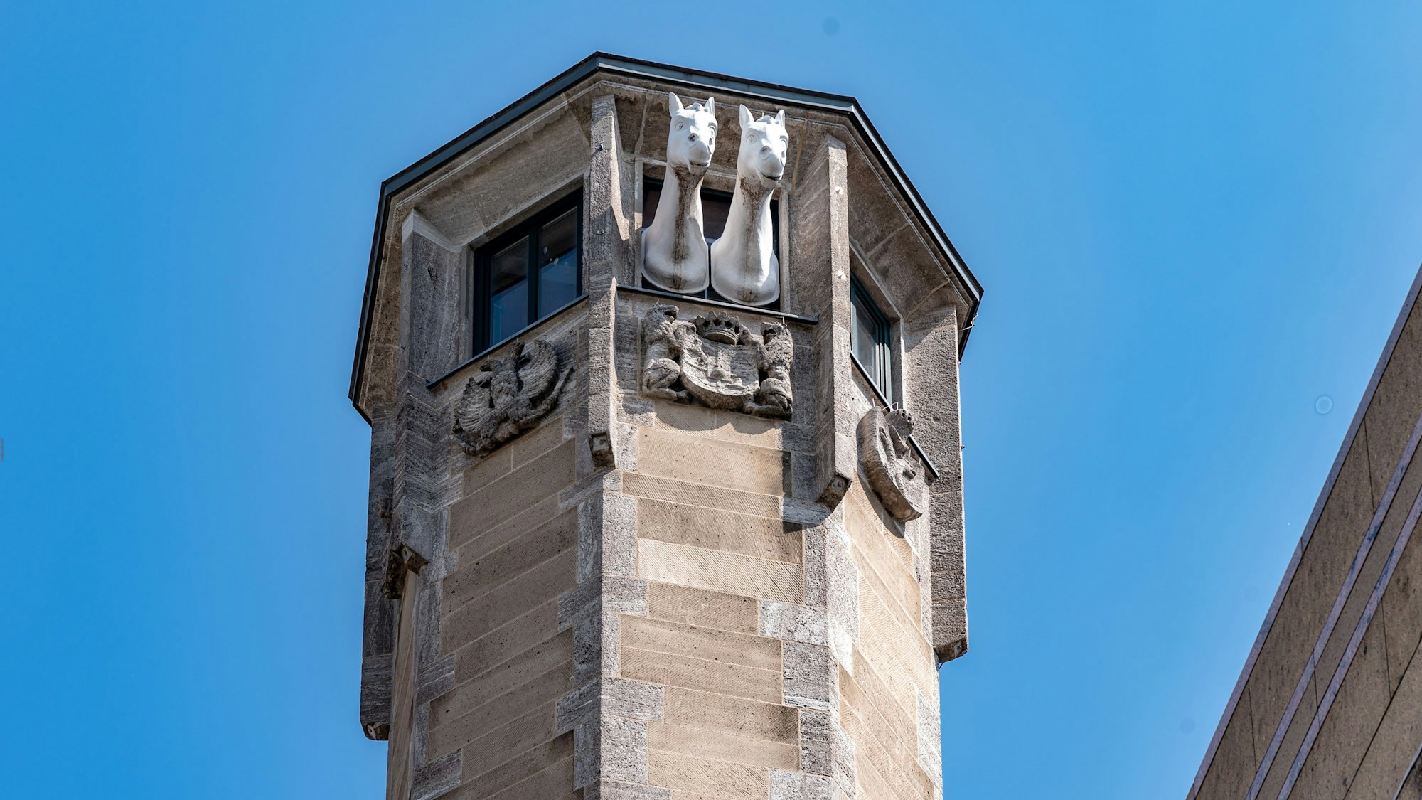 Richmodishaus Richmodstraße Gebäude Außenansicht Turm Pferdeköpfe Pferdekopf Geburtsstätte von Max Bruch historisches Haus Köln Innenstadt Neumarkt Neumarktnähe Wetter Sonne Sommer