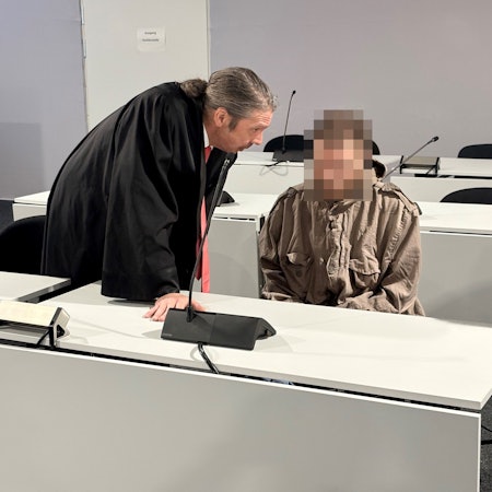 Der Beschuldigte mit seinem Verteidiger Ingo Lindemann beim Prozessauftakt im Kölner Landgericht