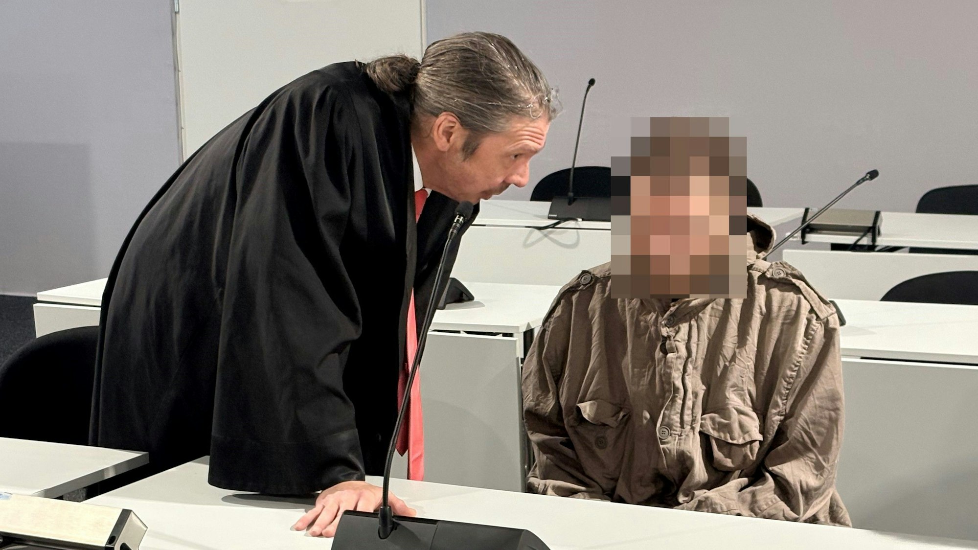 Der Beschuldigte mit seinem Verteidiger Ingo Lindemann beim Prozessauftakt im Kölner Landgericht