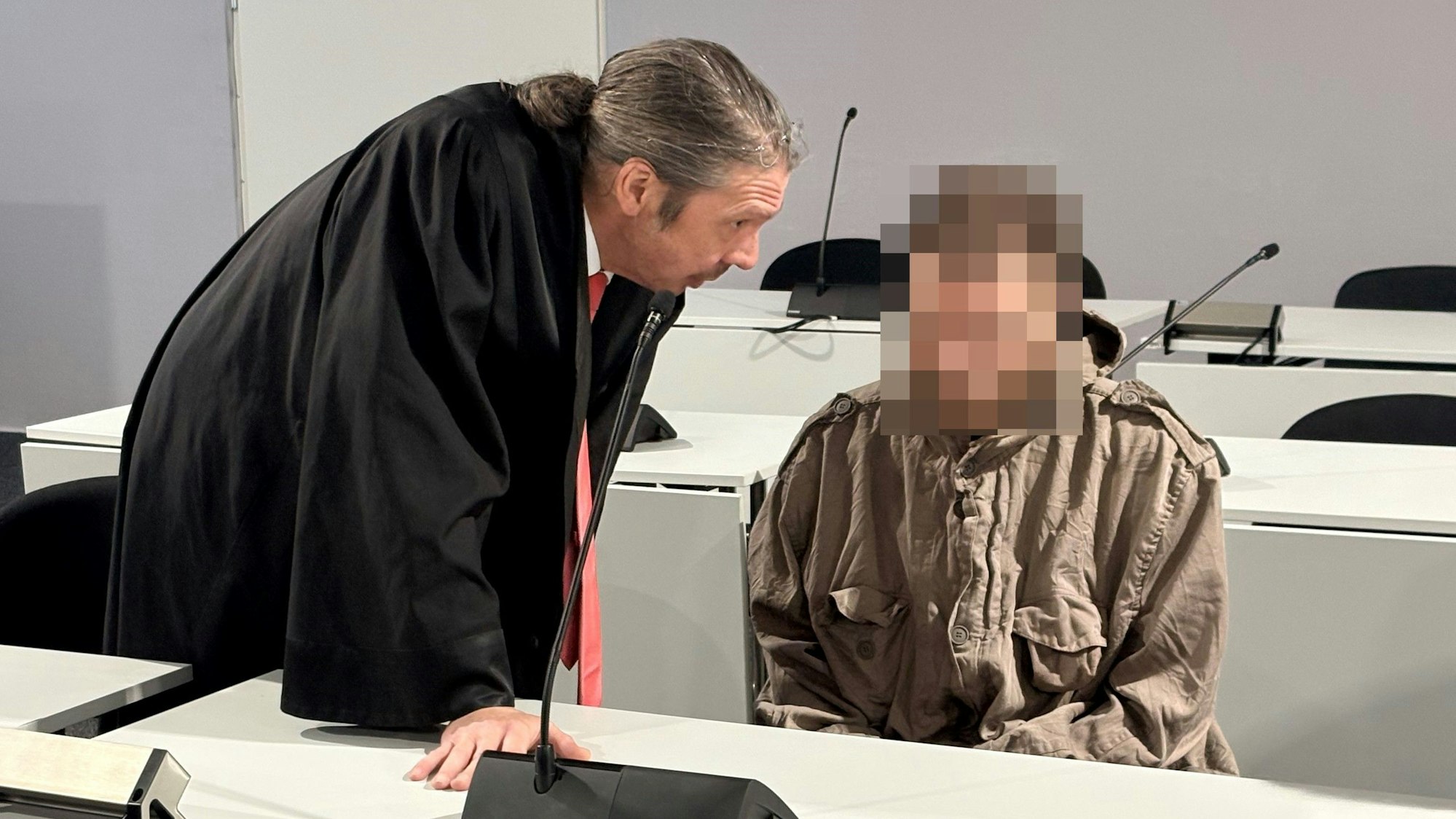 Der Beschuldigte mit seinem Verteidiger Ingo Lindemann beim Prozessauftakt im Kölner Landgericht