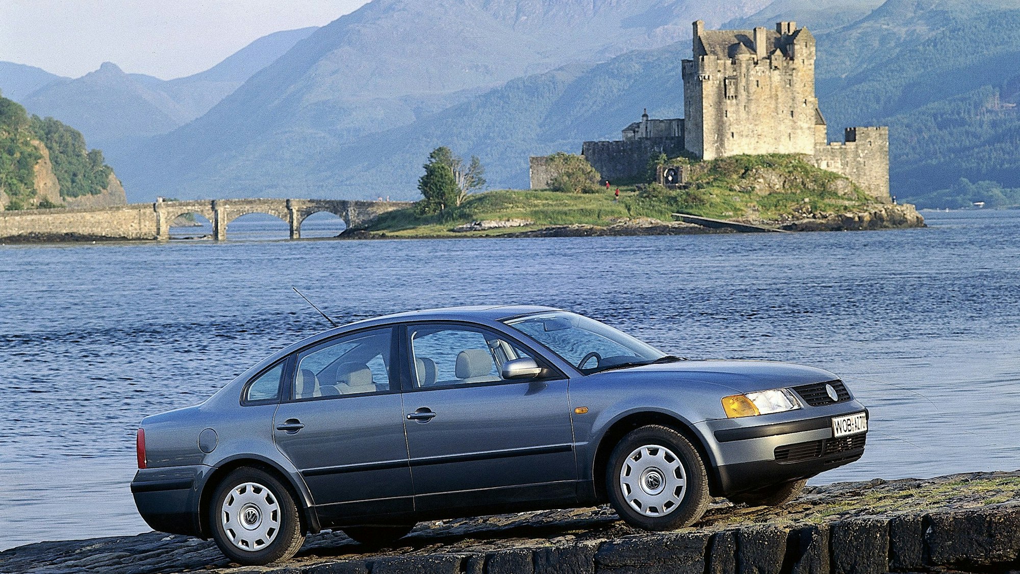 Ein Auto wie eine Burg: So etwas Ähnliches mag sich das VW-Marketing gedacht haben, als es dieses PR-Foto vom Passat inszenierte.