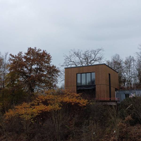 Die Fassade der neuen Wasserrettungsstation der DLRG Bergneustadt an der Aggertalsperre ist mit Holz verkleidet.