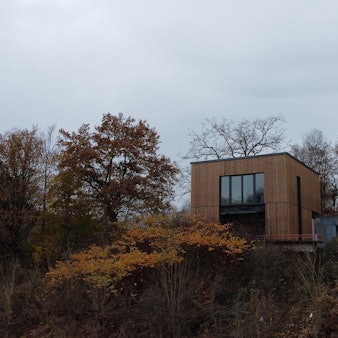 Die Fassade der neuen Wasserrettungsstation der DLRG Bergneustadt an der Aggertalsperre ist mit Holz verkleidet.