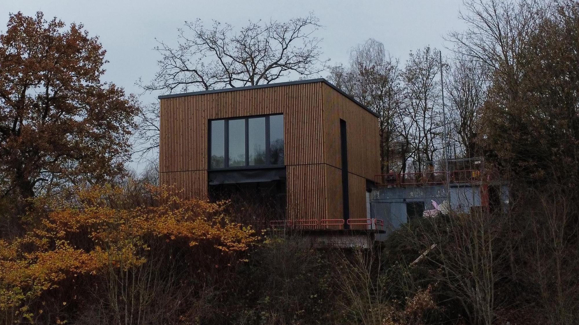 Die Fassade der neuen Wasserrettungsstation der DLRG Bergneustadt an der Aggertalsperre ist mit Holz verkleidet.