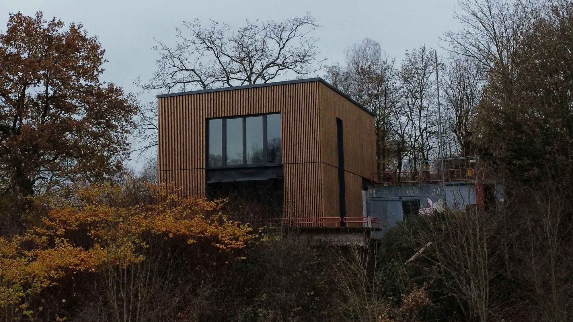 Die Fassade der neuen Wasserrettungsstation der DLRG Bergneustadt an der Aggertalsperre ist mit Holz verkleidet.