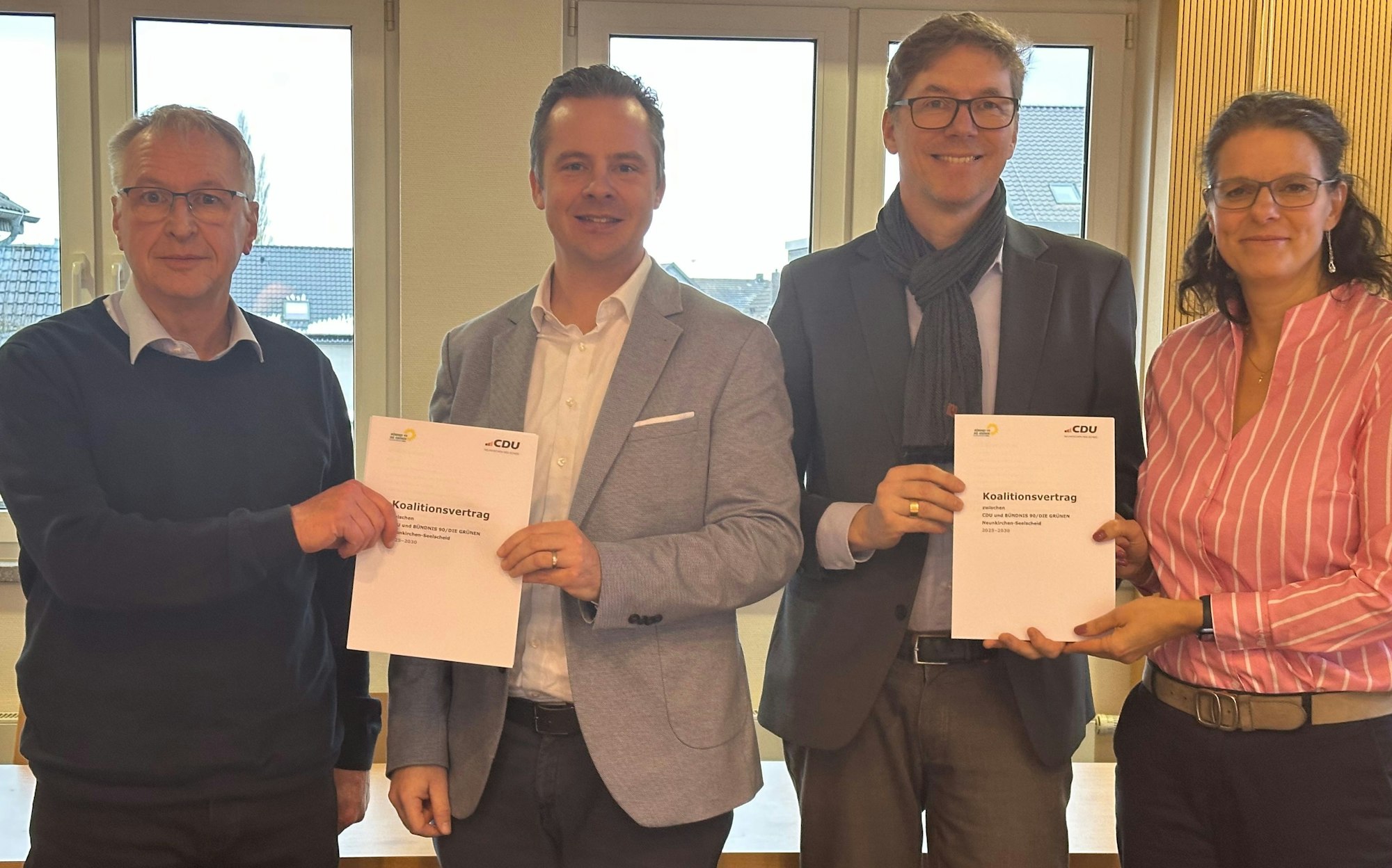 Der Koalitionsvertrag zwischen CDU und Grüne wird im Rathaus von Neunirchen-Seelscheid unterschrieben.