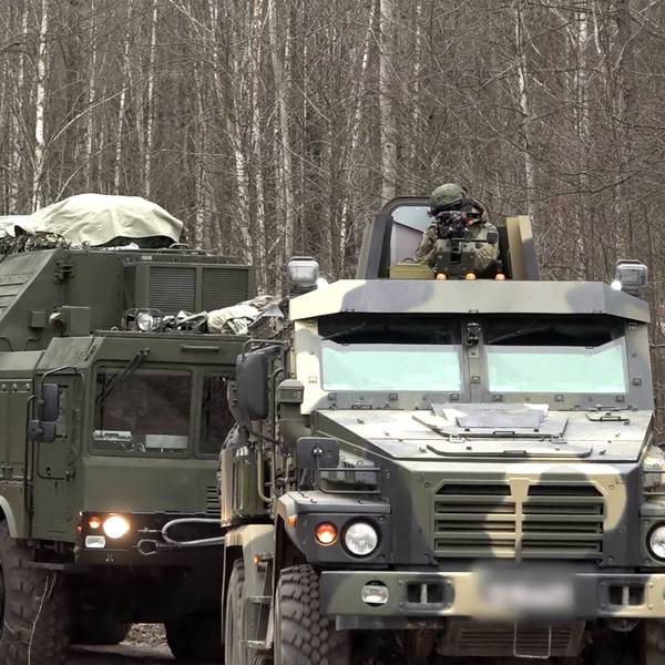 Ein russisches Oreschnik-Raketensystem steht im Wald.