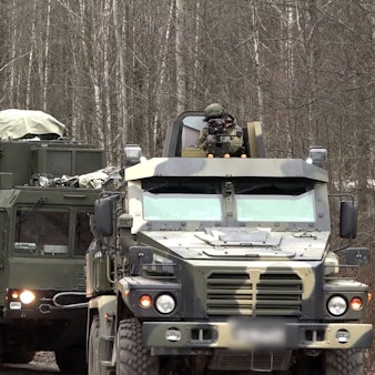 Ein russisches Oreschnik-Raketensystem steht im Wald.